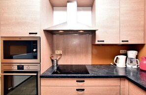 Kjøleskap, mikrobølgeovn, ovn og oppvaskmaskin