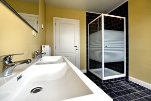 Classic House, Multiple Bedrooms | Bathroom