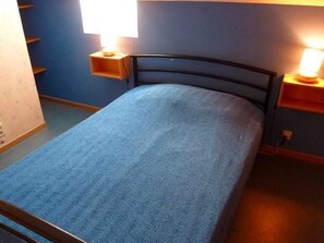 18 bedrooms, individually furnished, bed sheets