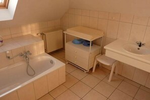 Deluxe Cottage, Multiple Bedrooms | Bathroom | Bathtub - Modern Cottage in Baugnez/malmedy With Sauna (Malmedy)