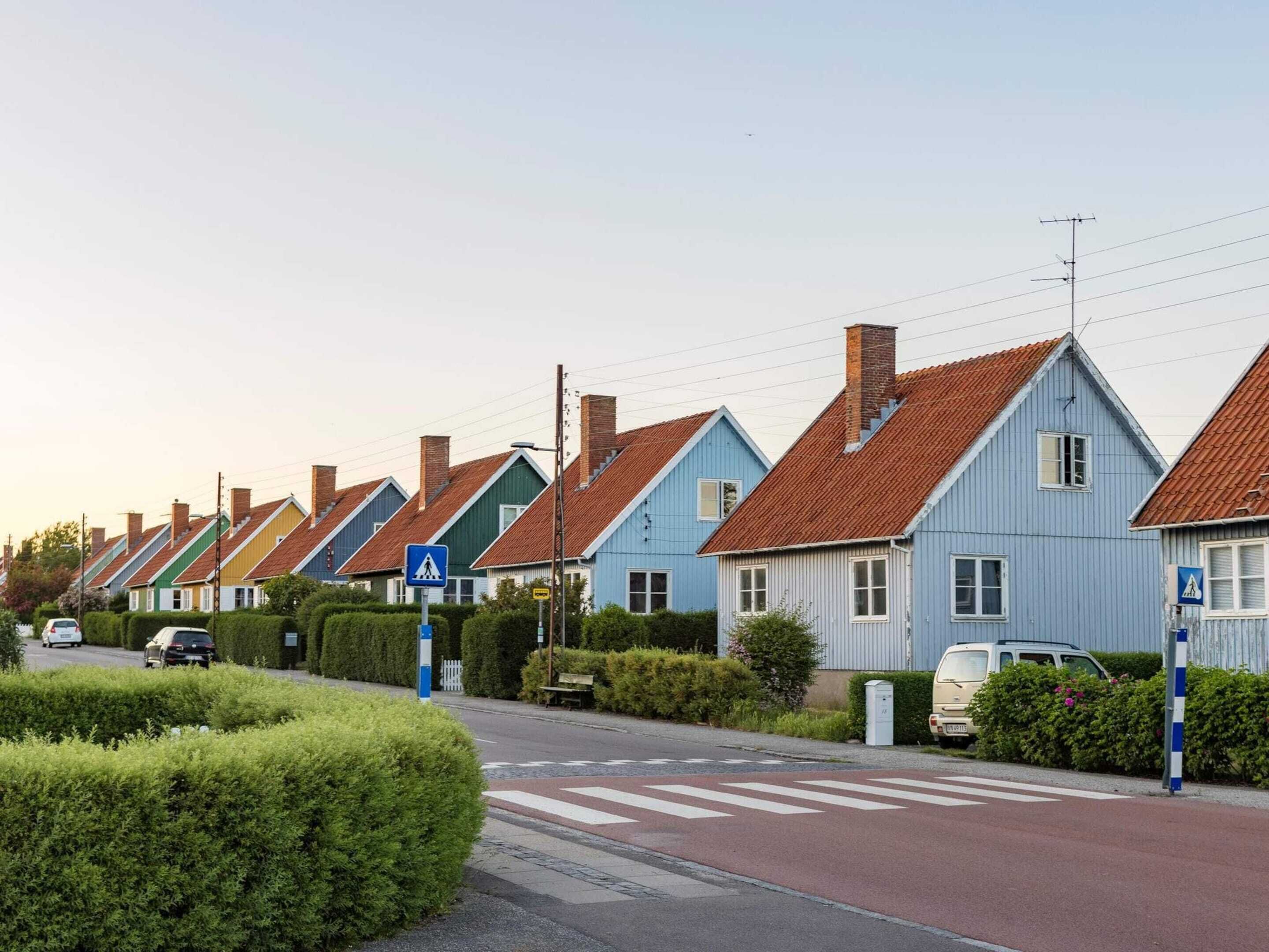 Reihenhäuser mit Fußgängerüberweg und freier Straße.