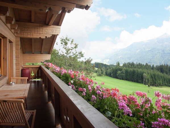 Classic Apartment, 3 Bedrooms | Balcony