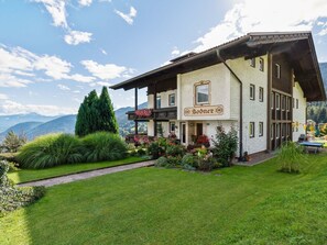 Elite Apartment, 3 Bedrooms | Garden