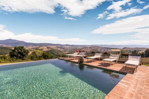 A clear swimming pool with lounge chairs and a view of distant mountains. - Comfortable Apartment With Stunning Views, Near hot Springs (San Casciano dei Bagni)