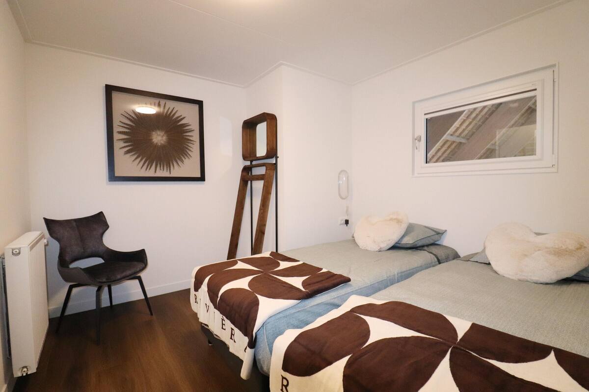 16 bedrooms, individually furnished, bed sheets