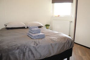 16 bedrooms, individually furnished, bed sheets - Secluded Chalet in Suwald With Hottub (Suwâld)