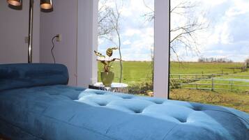 16 phòng ngủ, trang bị nội thất với thiết kế riêng biệt, bộ trải giường