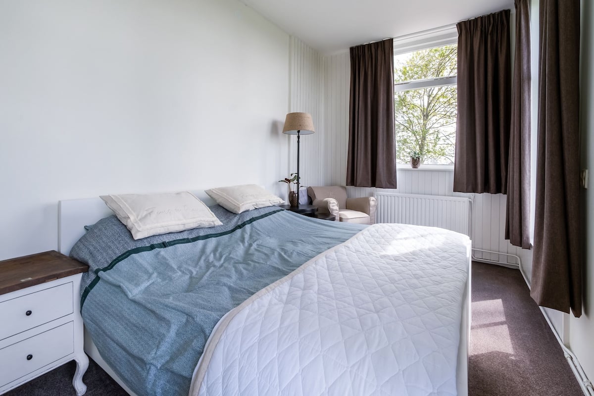 5 bedrooms, individually furnished, bed sheets