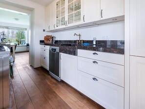 Classic-talo, useita makuuhuoneita | Yksityinen keittiö | Jääkaappi, mikroaaltouuni, uuni, astianpesukone