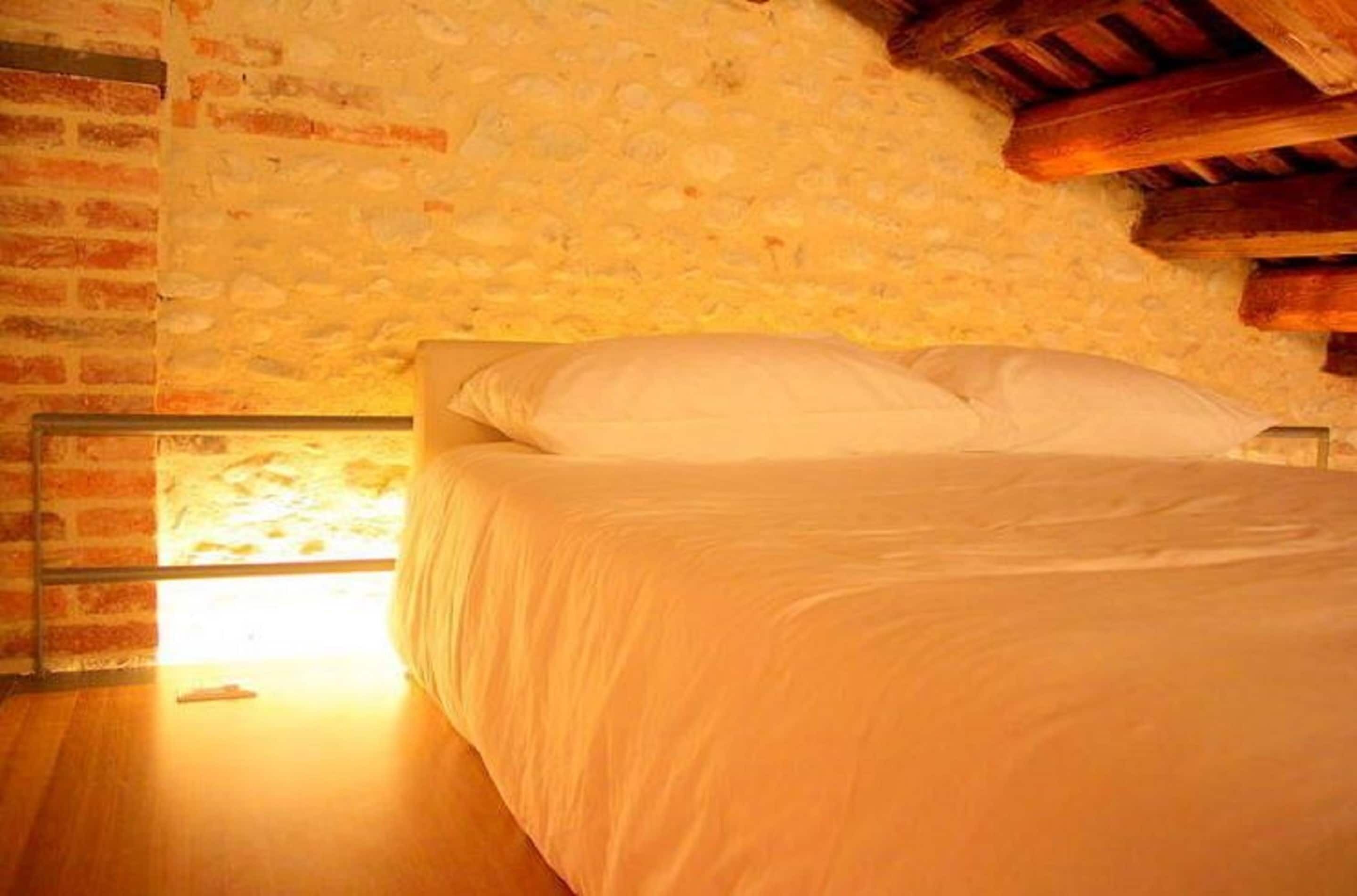 4 phòng ngủ, trang bị nội thất với thiết kế riêng biệt, bộ trải giường 