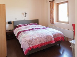Classic Apartment, 1 Bedroom | 4 bedrooms, bed sheets - Traditional Apartment in Poffabro With Fireplace (Frisanco)