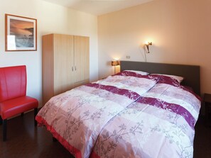 4 bedrooms, bed sheets - Traditional Apartment in Poffabro With Fireplace (Frisanco)