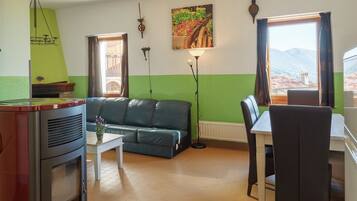 Apartamento conforto, 3 quartos | Sala de estar | Lareira