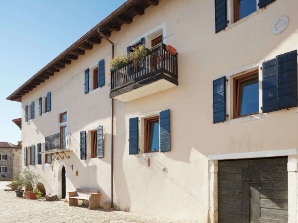 Exterior - Traditional Apartment in Poffabro With Fireplace (Frisanco)