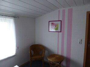 4 camere, con arredamento individuale, lenzuola