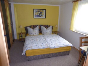 Classic Bungalow, 2 Bedrooms | 4 bedrooms, individually furnished, bed sheets - Gemuetliche Ferienunterkuenfte mit Garten in Zweedorf (Bastorf)
