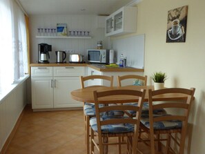 Bungalow Classique, 2 chambres | Cuisine privée | Réfrigérateur, micro-ondes, cafetiÚre/bouilloire, bouilloire électrique