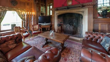 Comfort House, Multiple Bedrooms | Living room | Fireplace, DVD player