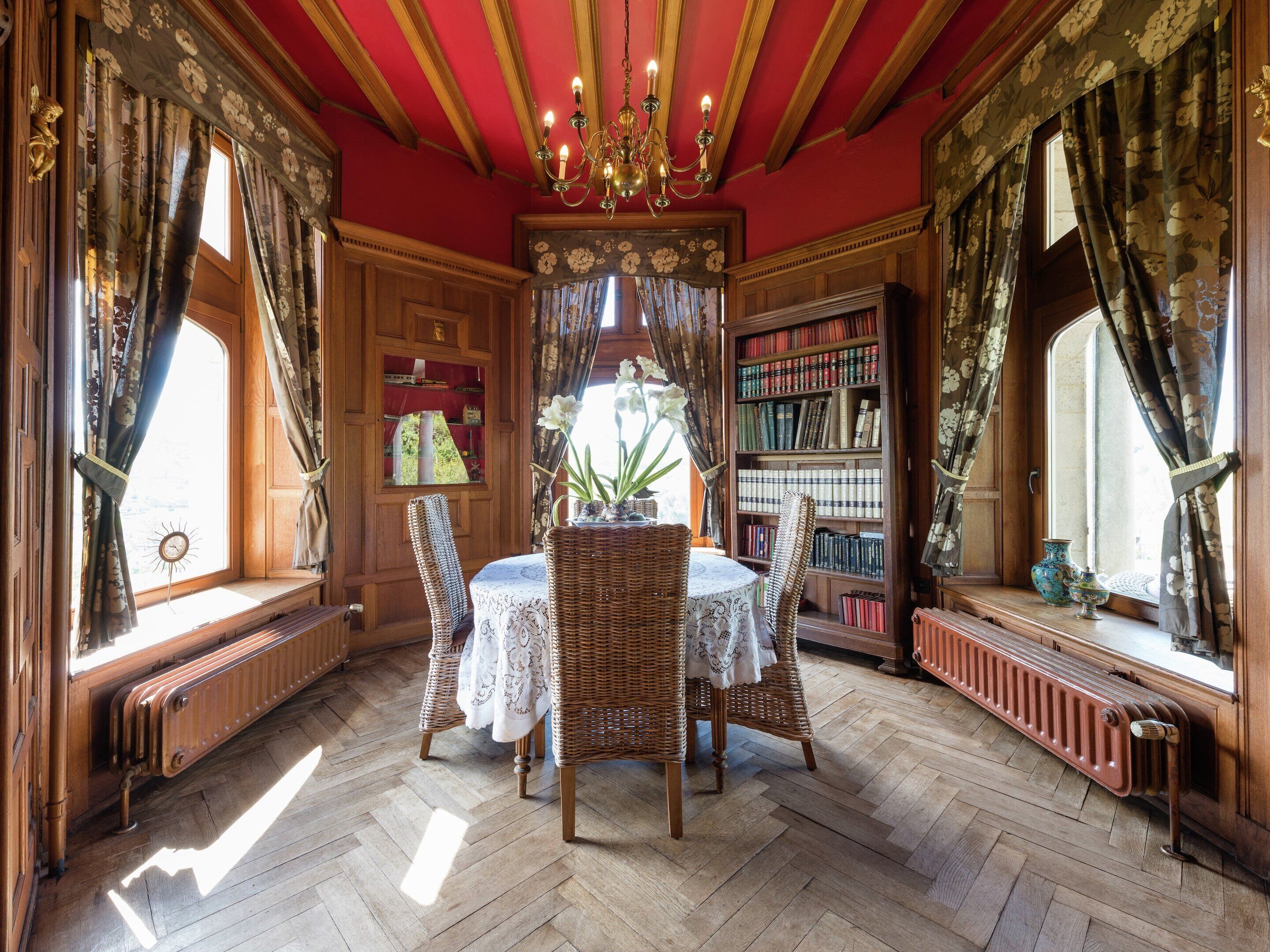 Fireplace, DVD player