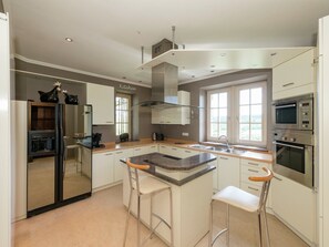 Classic House, Multiple Bedrooms | Private kitchen | Fridge, microwave, stovetop, dishwasher
