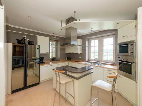 Comfort House, Multiple Bedrooms | Private kitchen | Fridge, microwave, stovetop, dishwasher