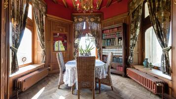 Een open haard en een dvd-speler