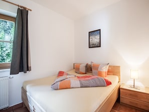 6 bedrooms, individually furnished, bed sheets