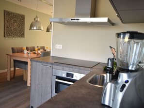 Comfort Villa, 3 Bedrooms | Private kitchen