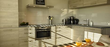 クラシック ヴィラ ベッドルーム (複数) | 専用キッチン | 冷蔵庫、電子レンジ、オーブン、食器洗い機