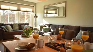 Classic Villa, Multiple Bedrooms | Dining
