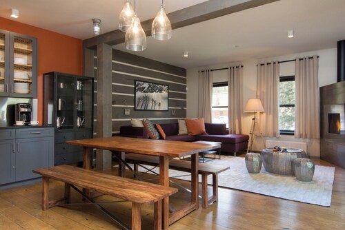 Bavarian Chalet 1 - Bavarian-inspired chalet with stylish decor and easy ski acc