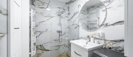 Apartment (1) | Bathroom | Shower, hair dryer, towels
