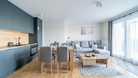 Apartment (1) | Private kitchen | Fridge, stovetop, electric kettle, cookware/dishes/utensils. Apartamenty Sun & Snow Nad Ujściem