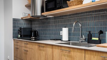 Appartement, patio (4) | Cuisine privée | Réfrigérateur, plaque de cuisson, bouilloire électrique