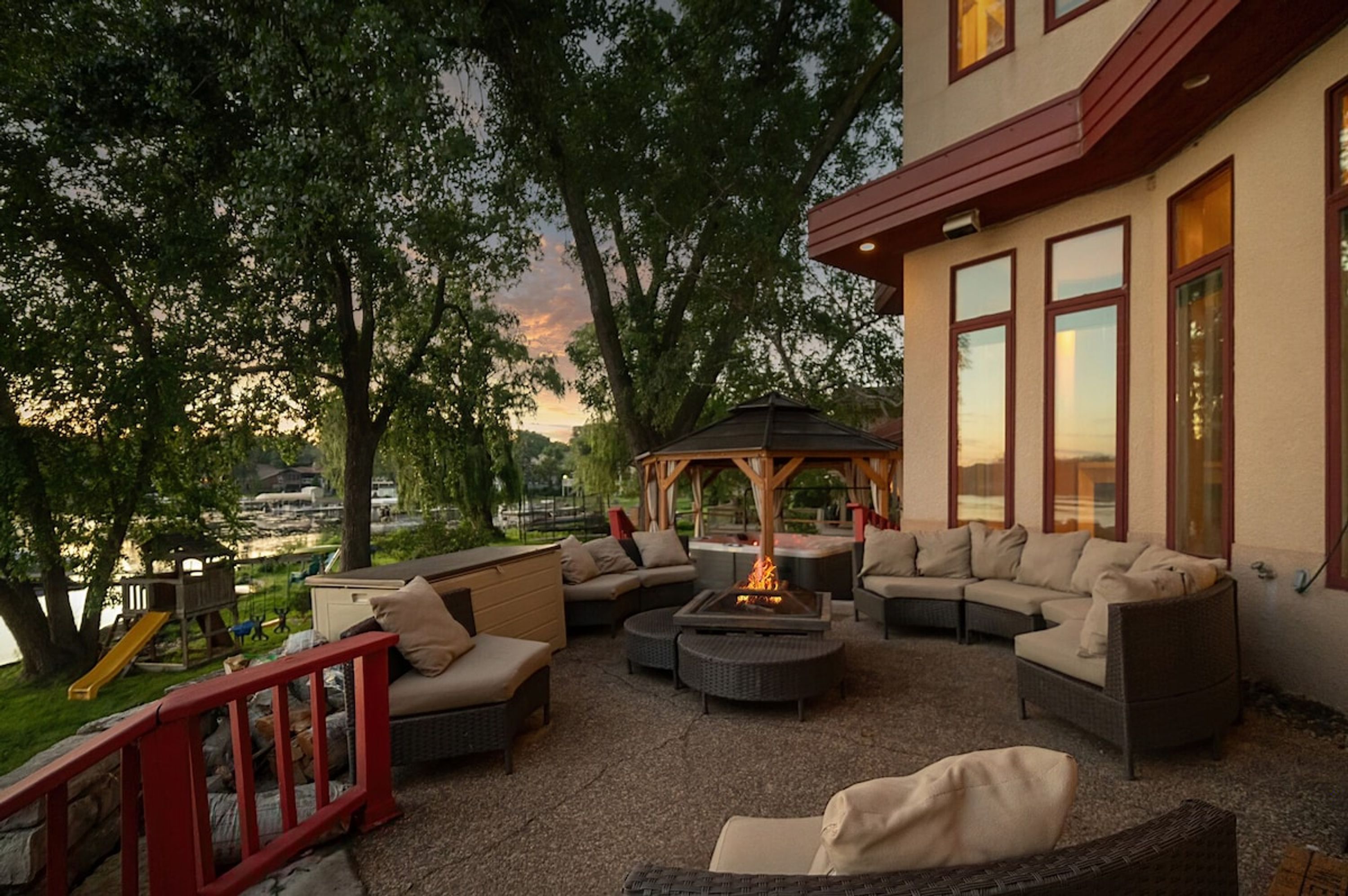 House | 5 bedrooms, desk, Internet