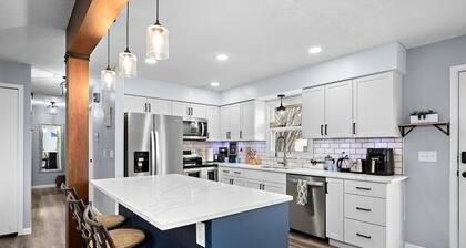 Elm Creek Retreat 4Bd in Maple Grove