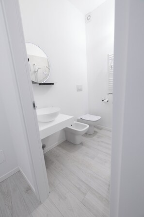 Studio, 1 lit double et 1 canapé-lit, non-fumeurs, salle de bains privée | Salle de bain | Douche, articles de toilette gratuits, sÚche-cheveux, bidet