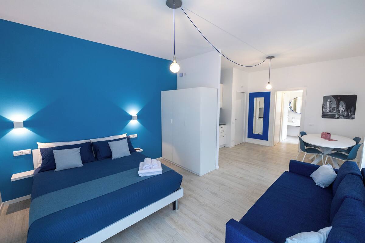 Cubrecamas y minibar con artículos gratuitos