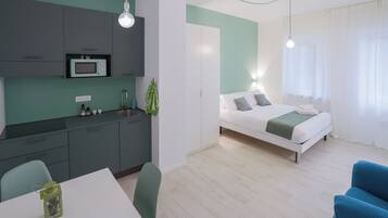 Estudio, 1 cama doble con sofá cama, no fumadores, baño privado | Edredones de plumas y minibar con artículos gratuitos