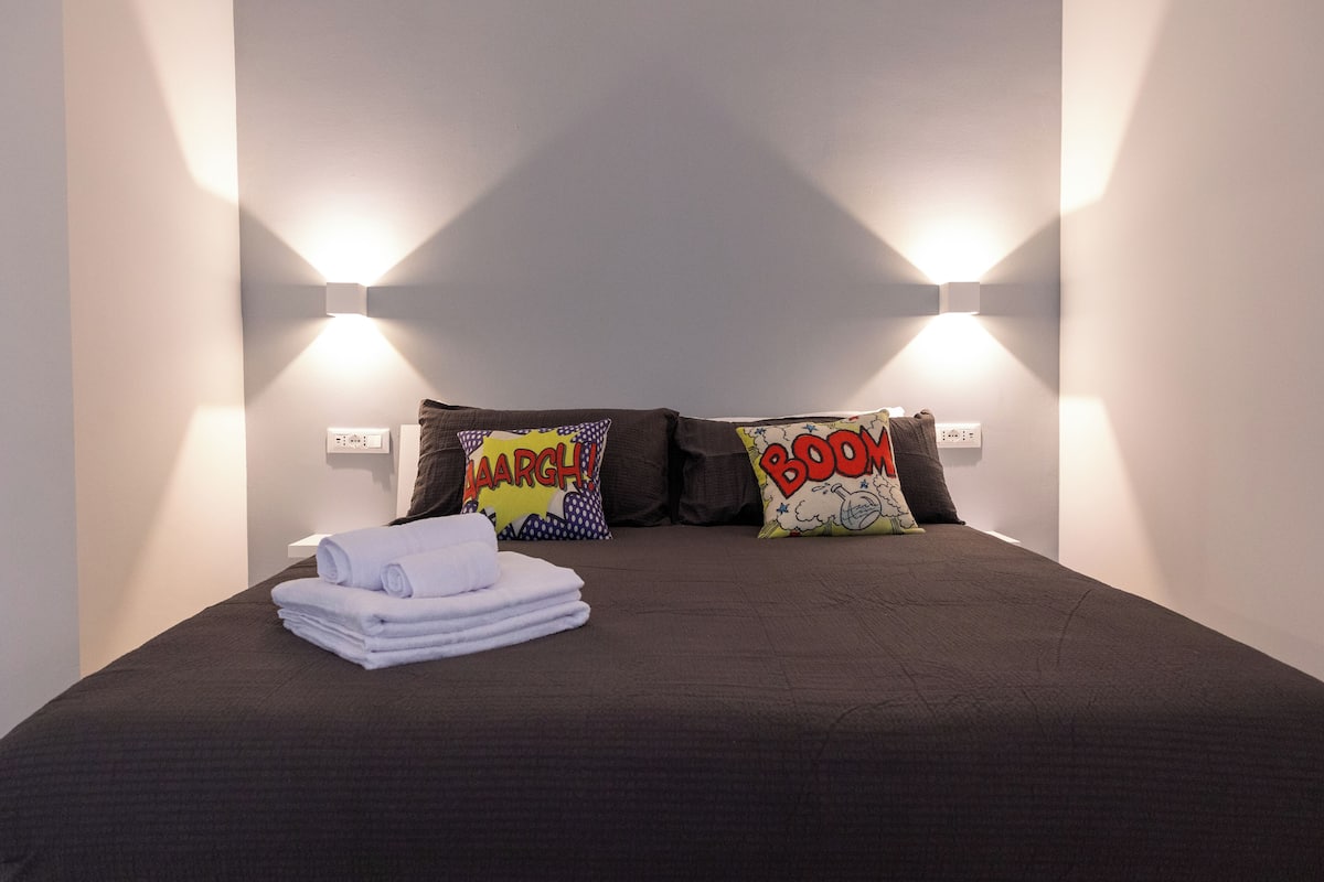Cubrecamas y minibar con artículos gratuitos