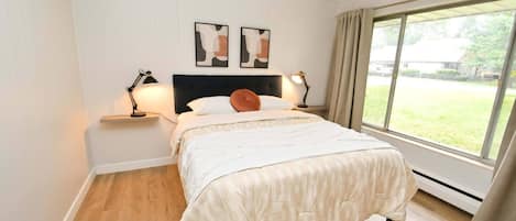 3 bedrooms, desk, iron/ironing board, WiFi (free)