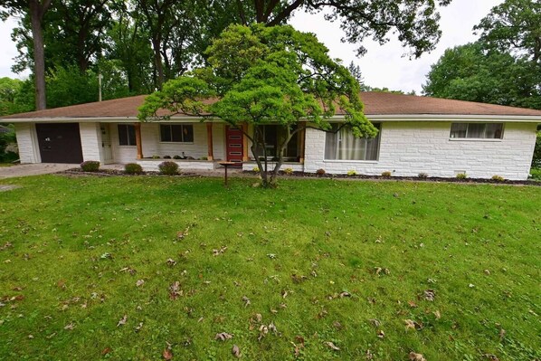 Exterior - Mid Century Modern with modern touches, 10 min walk to Notre Dame! (1831) (South Bend)