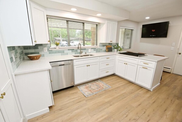 Kühlschrank, Mikrowelle, Ofen, Herdplatte