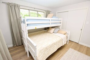3 bedrooms, iron/ironing board, WiFi (free), bed sheets - Mid Century Modern with modern touches, 10 min walk to Notre Dame! (1831) (South Bend)