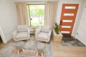 Interior - Mid Century Modern with modern touches, 10 min walk to Notre Dame! (1831) (South Bend)