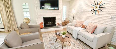 Smart TV, fireplace