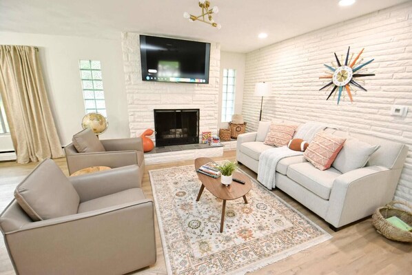 Smart TV, fireplace