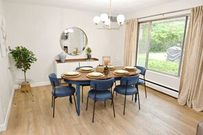 Dining - Mid Century Modern with modern touches, 10 min walk to Notre Dame! (1831) (South Bend)
