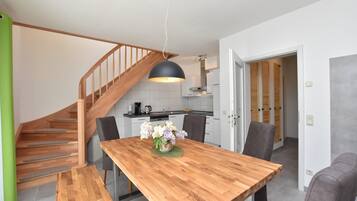 Classic House, 3 Bedrooms | Private kitchen | Fridge, microwave, oven, stovetop