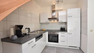 Lemari es, microwave, oven, dan kompor